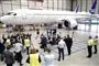Pressemøde i flyhangar