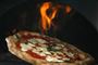 pizza på vej ind i ovn