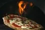 pizza på vej ind i ovn