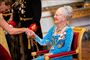 Dronning Margrethe smiler og hilser 