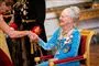 Dronning Margrethe smiler og hilser 