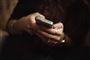 person med mobiltelefon