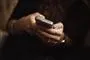 person med mobiltelefon