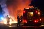 udrykningskøretøjer ved bil i brand