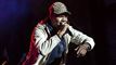 billede af mandlig rapper på scenen