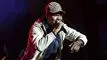 billede af mandlig rapper på scenen