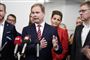 politikere holder pressemøde