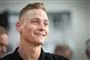 en smilende unge mand
