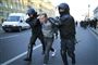 Russiske politifolk anholder en mand i Skt. Petersborg, der har deltaget i protester mod præsident Vladimir Putins ordre om at mobilisere 300.000 reservister til krigen Ukraine.