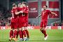 fodboldspillere jubler efter scoring