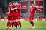 fodboldspillere jubler efter scoring