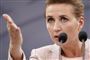 Mette Frederiksen gestikulerer 