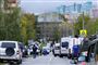 politibiler og ambulancer ved skole 