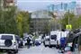politibiler og ambulancer ved skole 