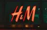 H&M's røde logo oplyst i neon