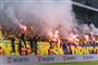 En tribune med romerlys og banner