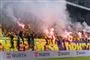 En tribune med romerlys og banner