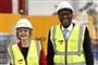 Liz Truss og Kwasi Kwarteng iført sikkerhedshjelme