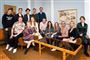 gruppe af skuespillere i serie poserer 