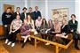 gruppe af skuespillere i serie poserer 