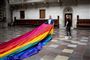 Et stort regnbueflag sættes op i Rådhushallen på Københavns Rådhus i august 2021. Flaget markerede åbningen af WorldPride og Eurogames. (Arkivfoto).