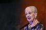 Dronning Margrethe på en talerstol