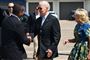 USA's præsident, Joe Biden, og førstedame Jill Biden blev mødt af Puerto Ricos guvernør, Pedro Pierluisi (t.v.), da de mandag aften dansk tid ankom til øen.