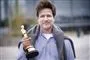 filminstruktør står med oscar
