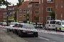 en gade med politibiler