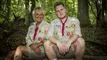to personer i spejderoutfit poserer 