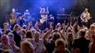 band på scenen mens publikum klapper