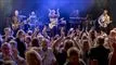 band på scenen mens publikum klapper