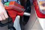 En bil bliver tanket set meget tæt på
