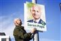 Søren Pape Poulsen på en stige hænger valgplakat op
