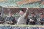 Kim Jong-un VINKER TIL FOLKET