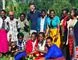 en mand blandt mange afrikanske kvinder