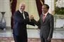 Fifas præsident, Gianni Infantino, og Indonesiens præsident, Joko Widodo, - billede af to mænd, som giver hånd
