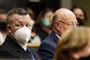 mand med maske - Paul Flores