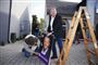 Formand for Moderaterne Lars Løkke Rasmussen sætter valgplakater op i Haslev.