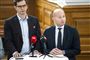 To politikere på en talerstol