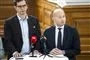 To politikere på en talerstol