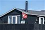 sommerhus med dansk flag 