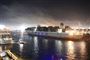 et stort containerskib i en havn 