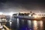 et stort containerskib i en havn 