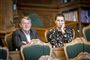 to politikere sidder i folketingssalen 