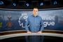 mand står i tv-studie 