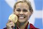 svømmer står med medalje