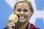 svømmer står med medalje