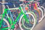 Farvestrålende cykler på rad og række