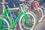 Farvestrålende cykler på rad og række